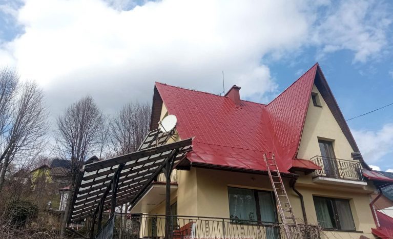 Dach z blachy zaginanej na felc - konserwacja farbami JOTUN